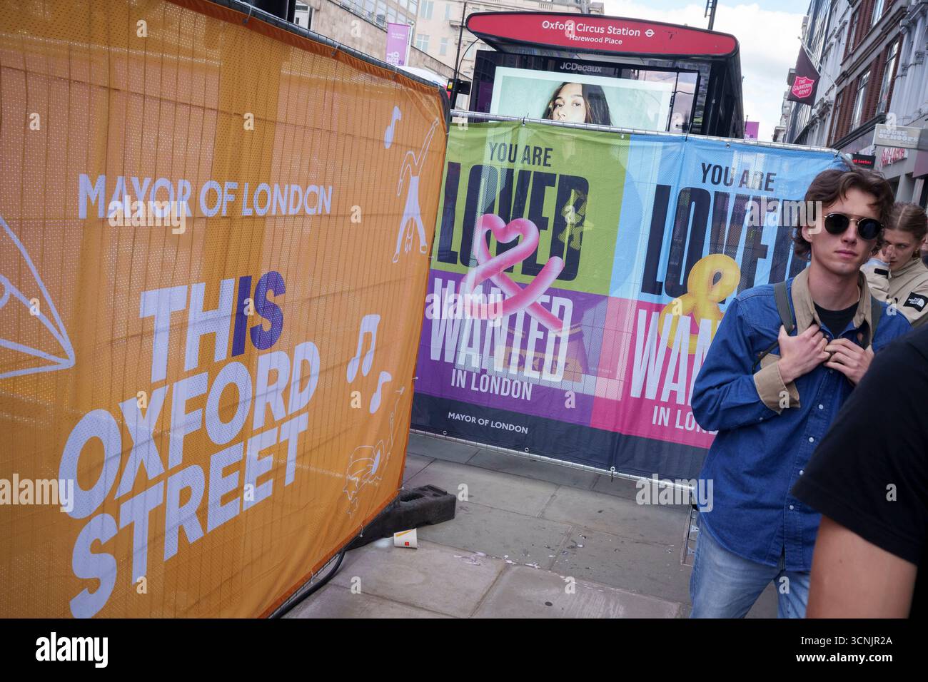 Les Londoniens profitent d'une Oxford Street sans circulation, un procès initié par le maire de Londres Sir Sadiq Khan pour rajeunir la principale artère commerçante de la capitale, anciennement connue sous le nom de route polluant les véhicules, le 21 septembre 2025, à Londres, en Angleterre. Le maire Khan a longtemps voulu interdire les véhicules sur un tronçon de 0,7 miles (1,1 km) de route entre Oxford Circus et Marble Arch, avec d'autres changements vers Tottenham court Road. Les propositions précédentes ont échoué, mais l'interdiction de circulation d'aujourd'hui était en place pour une seule journée entre midi et 20 heures pour diverses manifestations sportives et musicales. Banque D'Images