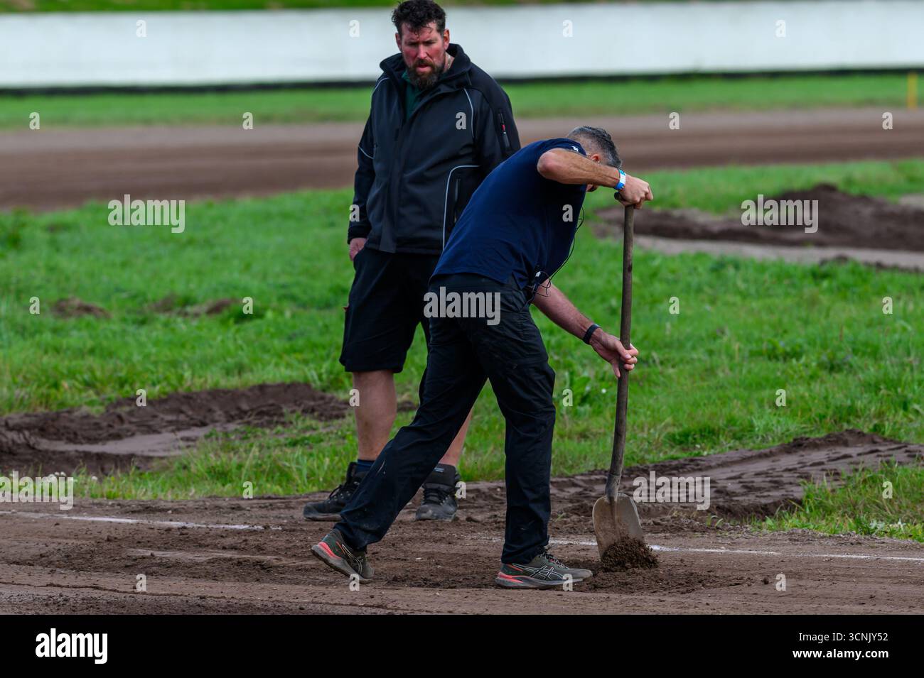 Roden, pays-Bas. 21 septembre 2025. Le directeur de course Glenn Philips nettoie une partie de la saleté sur une partie molle de la piste lors de la finale 4 du Championnat du monde FIM longue piste, au Speed Centre de Roden, aux pays-Bas, le dimanche 21 septembre 2025. (Photo : Ian Charles | mi News)lors de la finale 4 du Championnat du monde FIM longue piste, au Speed Centre de Roden le dimanche 21 septembre 2025. (Photo : Ian Charles | mi News) crédit : MI News & Sport /Alamy Live News Banque D'Images