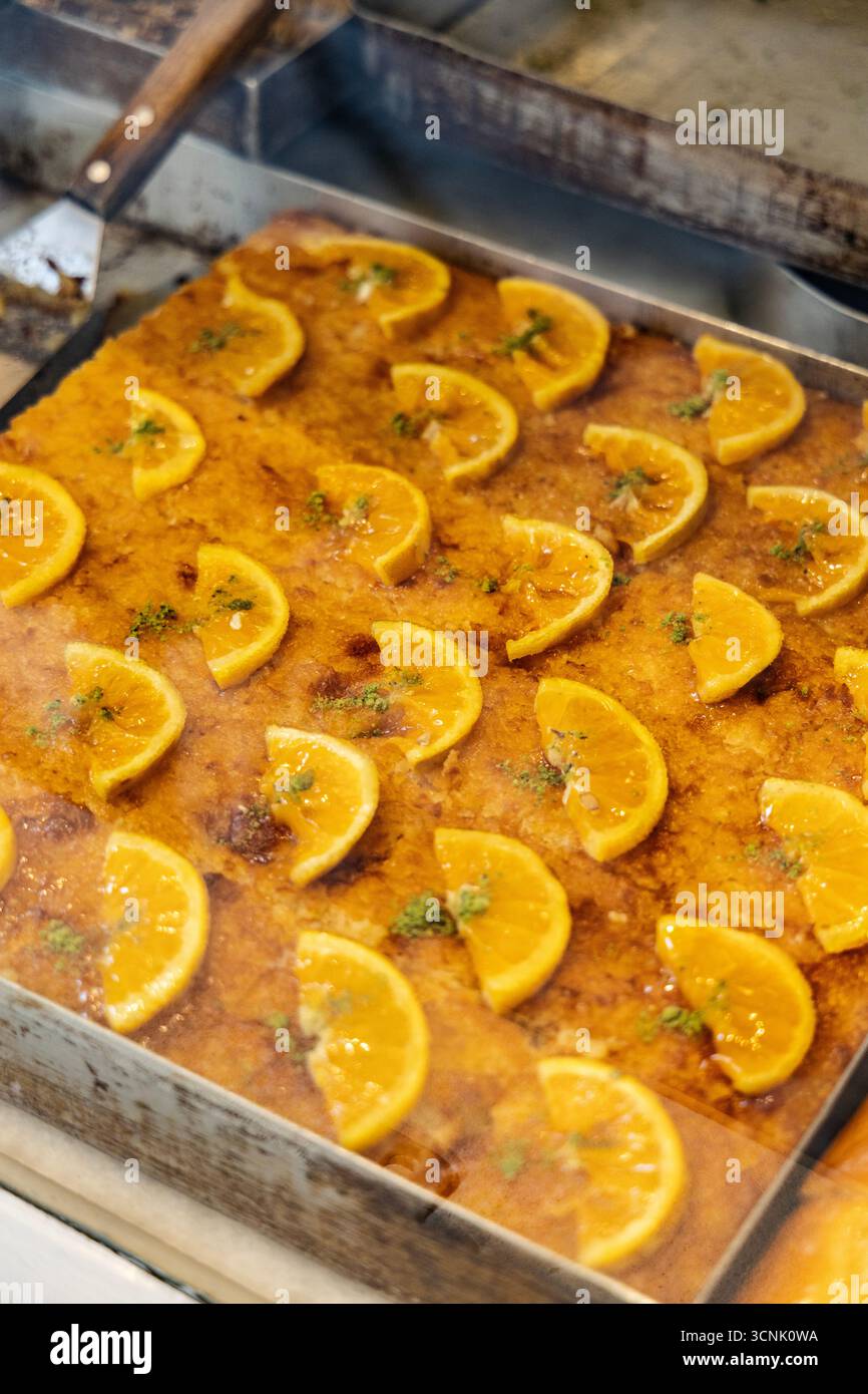 Lemonopita (gâteau grec au citron) à la pâtisserie Glykisma, Poros Town, Poros Island, Saronic Islands, Grèce Banque D'Images