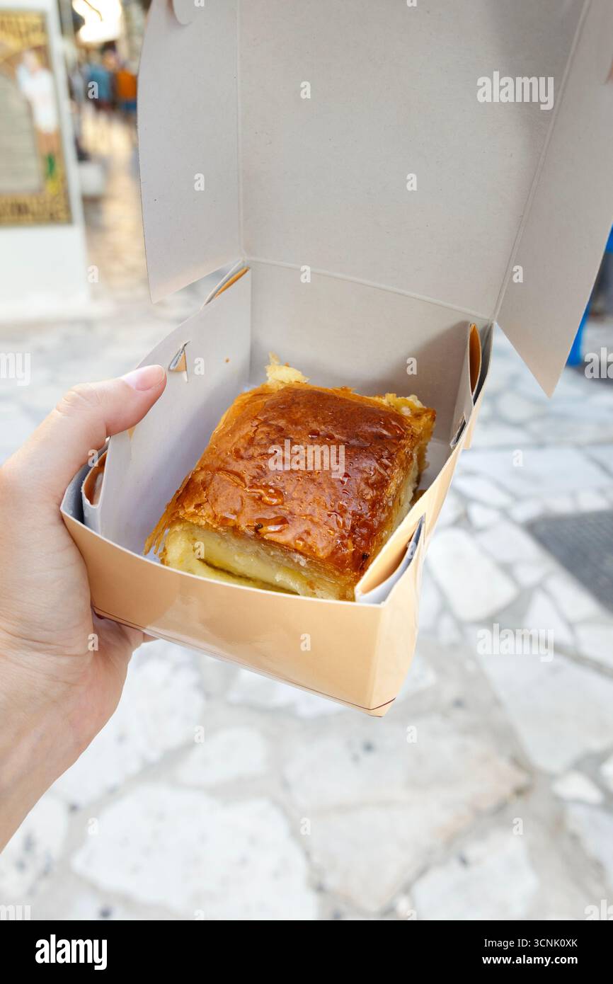 Galaktoboureko (tarte au lait traditionnelle grecque / gâteau à la crème anglaise) de la pâtisserie Glykisma, Poros Town, Poros Island, Saronic Islands, Grèce Banque D'Images