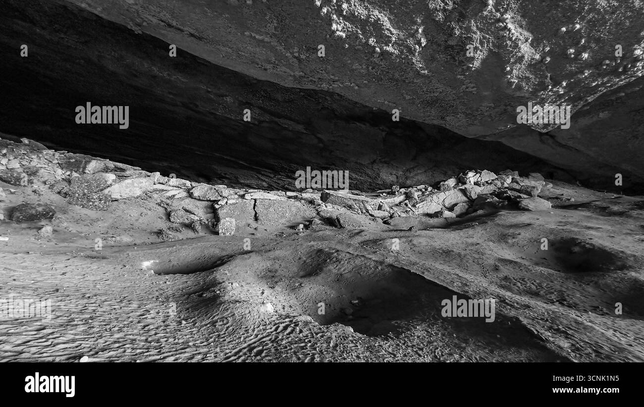 Monument naturel de la grotte de Mylodon près de Puerto Natales, Patagonie Chili. Photographie noir et blanc Banque D'Images