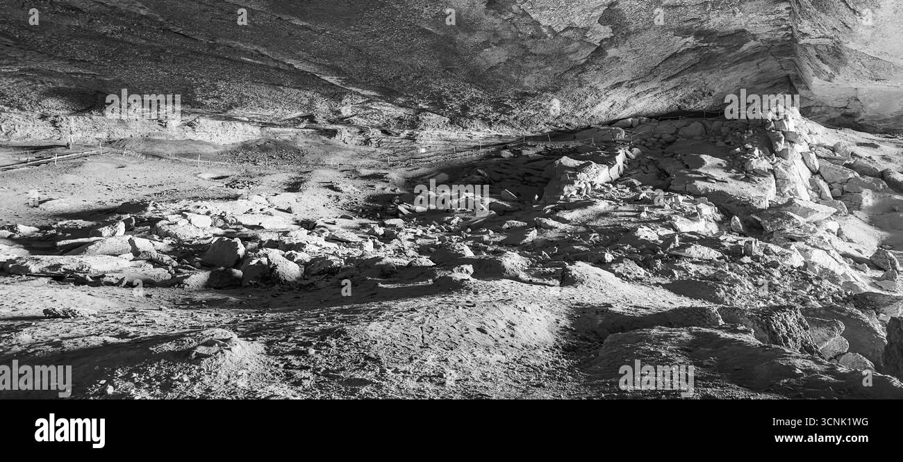 Monument naturel de la grotte de Mylodon près de Puerto Natales, Patagonie Chili. Photographie noir et blanc Banque D'Images