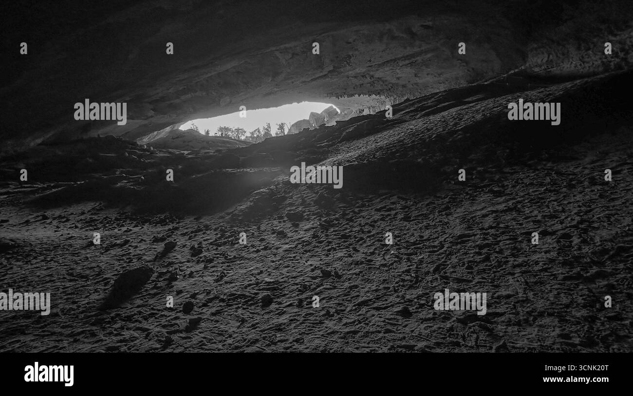Monument naturel de la grotte de Mylodon près de Puerto Natales, Patagonie Chili. Photographie noir et blanc Banque D'Images