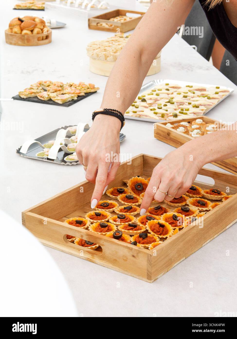 Tartelettes salées aux olives noires servies sur une table de buffet lors d'un baptême, d'un mariage ou d'une fête de famille festive. Banque D'Images