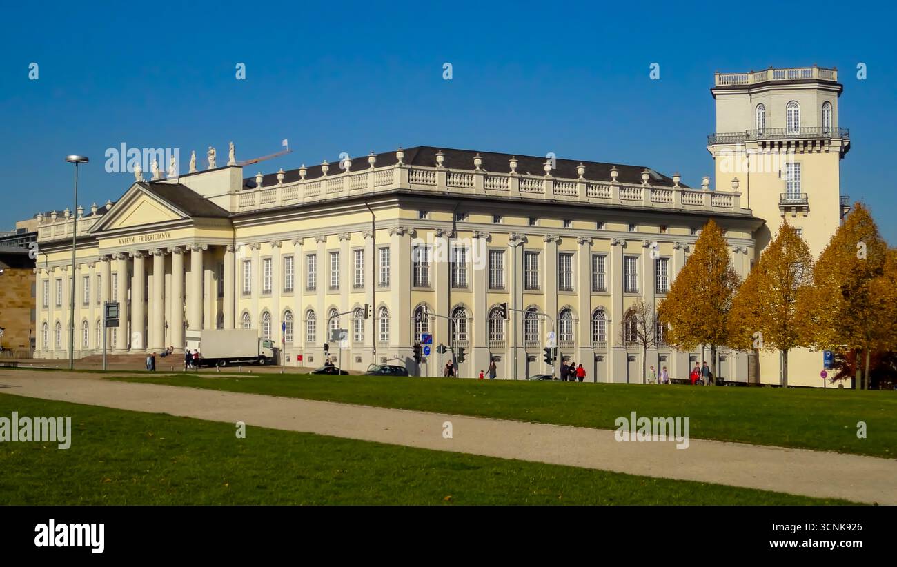 Le musée historique Fridericianum à Kassel, lieu principal de l'exposition d'art documenta de renommée mondiale, avec des arbres d'automne dans le parc environnant. Banque D'Images