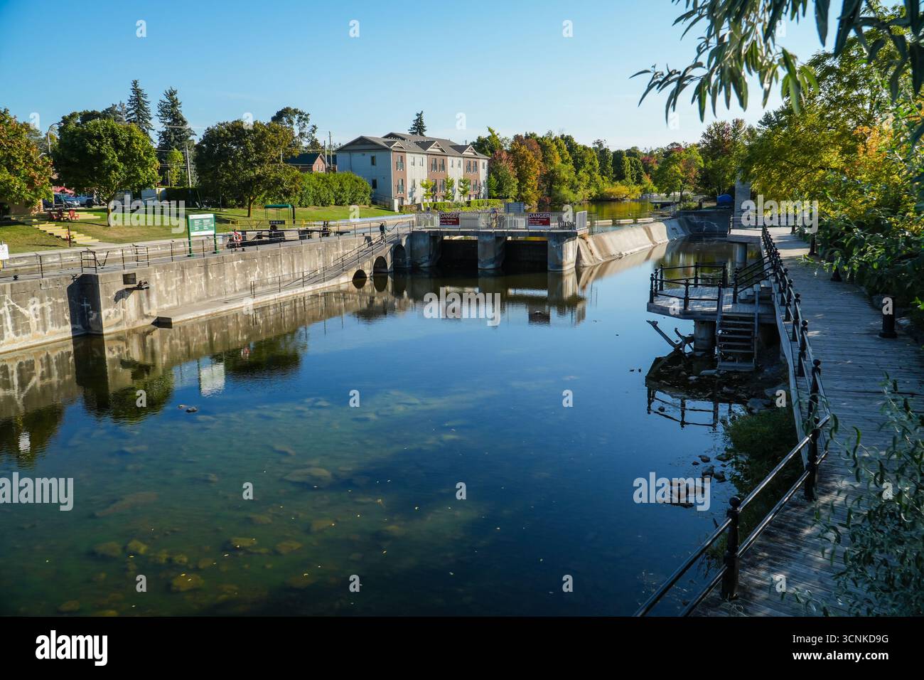 Rivière Scugog près de l'écluse 33 de la voie navigable Trent-Severn à Lindsay, Ontario, Canada. La structure de l'écluse en béton, le barrage et les berges environnantes sont visibl Banque D'Images