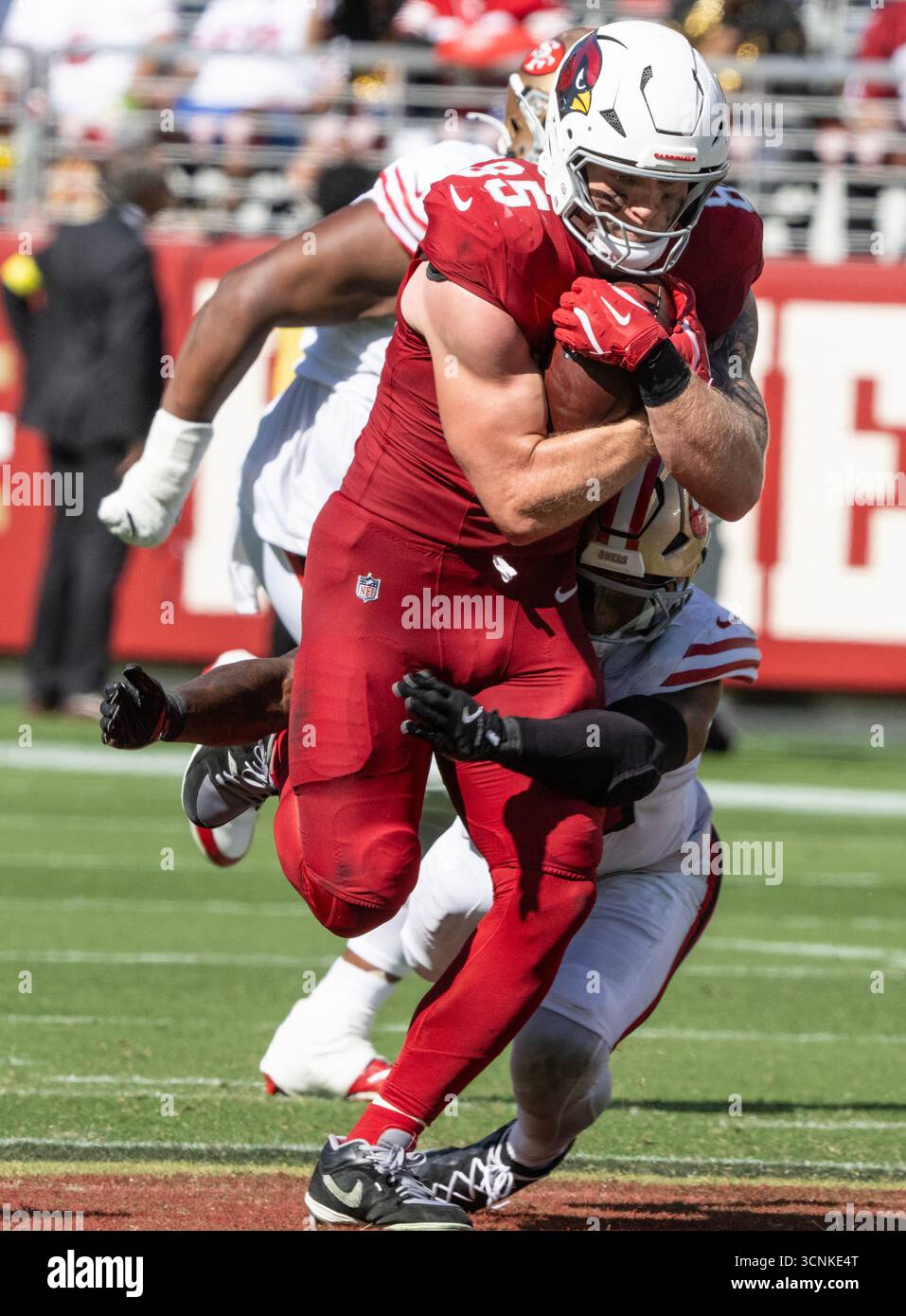 Santa Clara, États-Unis. 21 septembre 2025. Tight End des Arizona Cardinals Trey McBride (85) est attaqué par les 49ers de San Francisco en deuxième mi-temps au Levi's Stadium de Santa Clara, Californie, le dimanche 21 septembre 2025. Les 49ers ont battu les Cardinals 16 à 15. Photo de Terry Schmitt/UPI crédit : UPI/Alamy Live News Banque D'Images