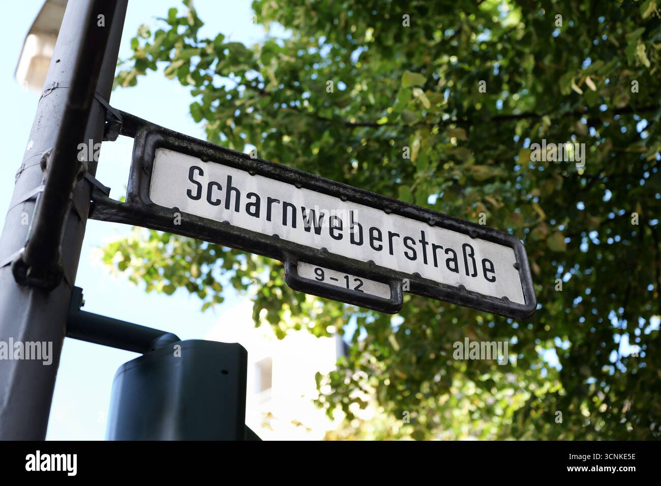 Panneau de nom de rue Scharnweberstrasse à Berlin, Allemagne. Signalisation routière à l'intersection. Gros plan du guide de localisation indiquant la direction de la rue. Banque D'Images