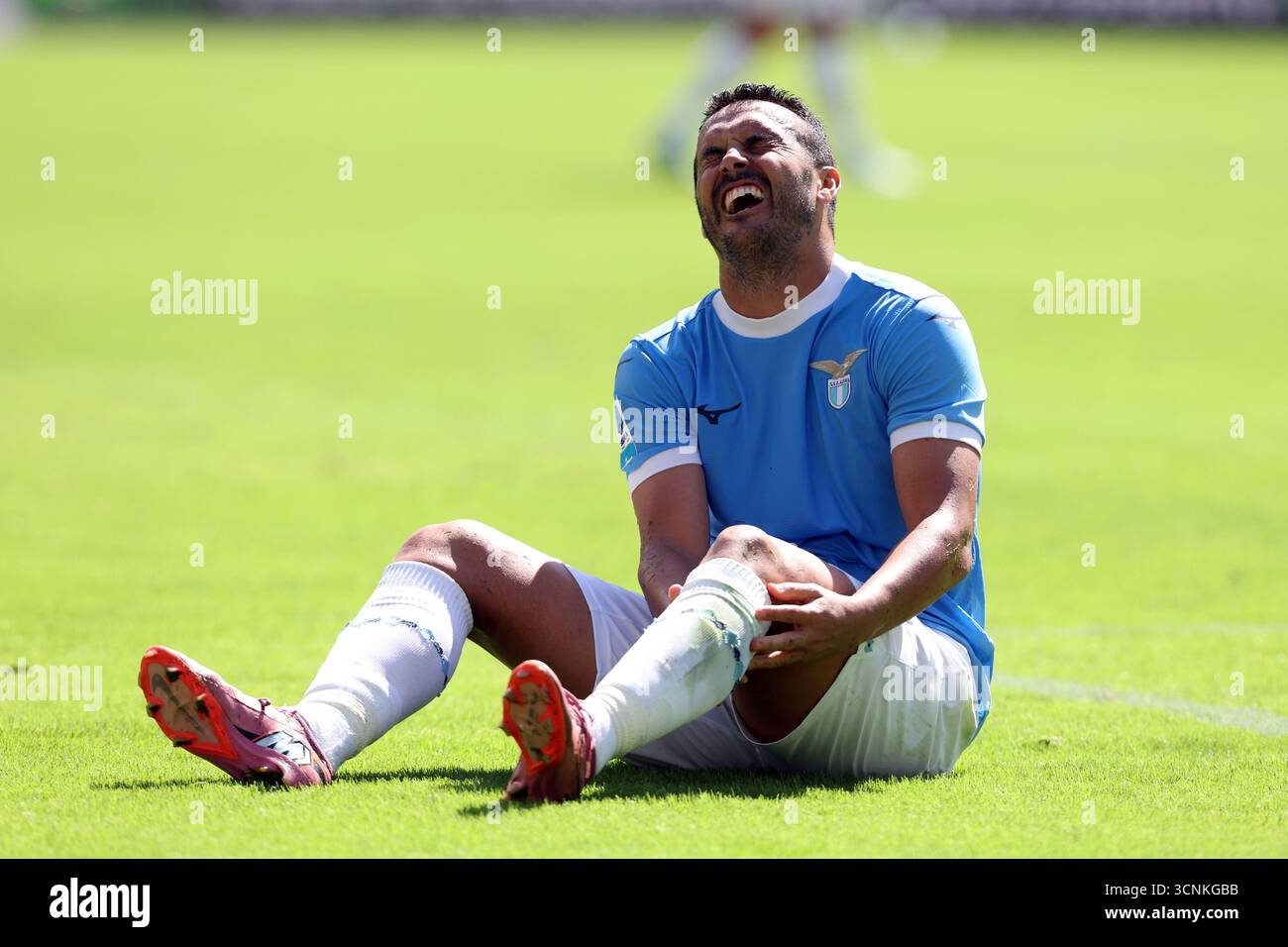 Rome, Italie. 21 septembre 2025. Pedro Rodriguez Ledesma du Lazio est blessé lors du derby de Serie A Enilive 2025-2026 entre le SS Lazio et L'AS Roma au stade Olympique. Résultat final match SS Lazio - AS Roma 0-1 crédit : SOPA images Limited/Alamy Live News Banque D'Images