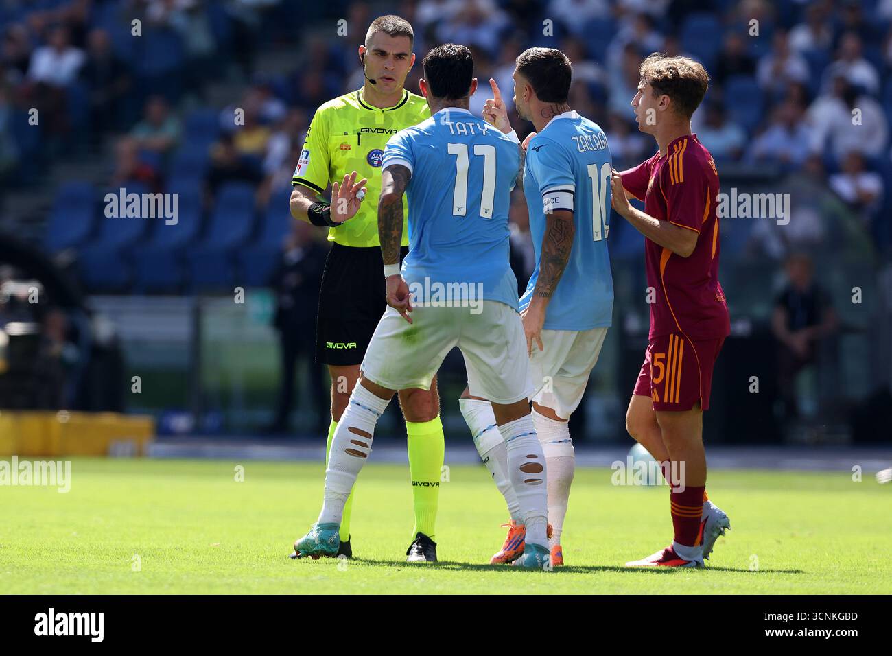 Rome, Italie. 21 septembre 2025. (C) Valentin Castellanos du Latium et (R) Mattia Zaccagni du Latium sont en désaccord avec l'arbitre (l) Simone Sozza lors du derby de Serie A Enilive 2025-2026 entre SS Lazio et AS Roma au stade olympique. Résultat final match SS Lazio - AS Roma 0-1 crédit : SOPA images Limited/Alamy Live News Banque D'Images