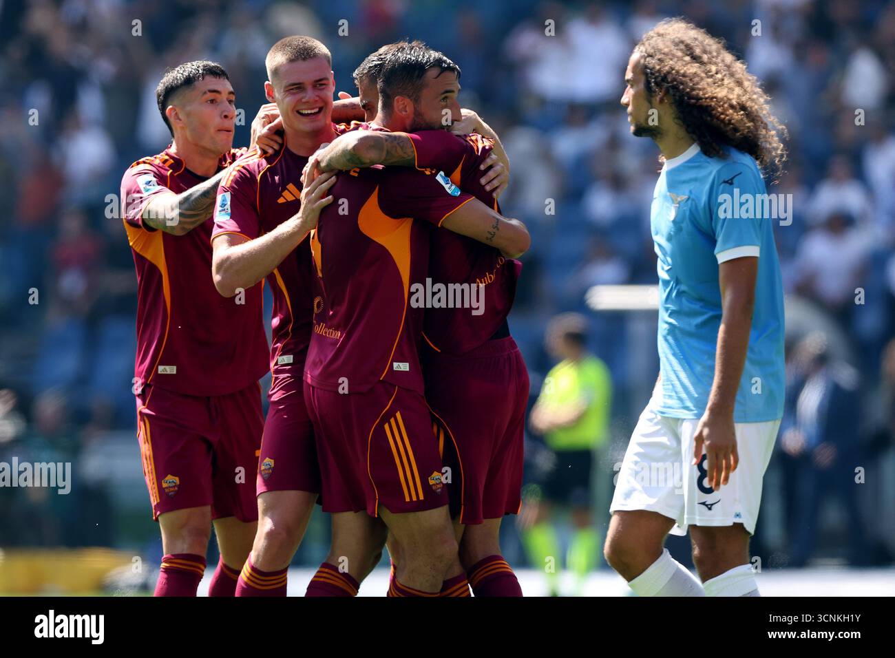 Rome, Italie. 21 septembre 2025. C) Lorenzo Pellegrini, de Rome, célèbre avec ses coéquipiers un score lors du derby de Serie A Enilive 2025-2026 entre SS Lazio et AS Roma au stade olympique. Résultat final match SS Lazio - AS Roma 0-1 (photo de Marco Iacobucci/SOPA images/Sipa USA) crédit : Sipa USA/Alamy Live News Banque D'Images