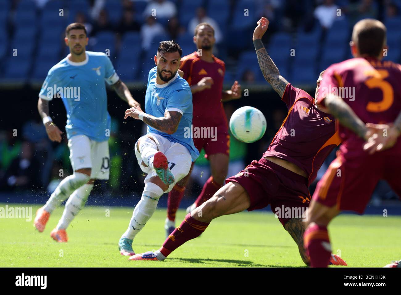 Rome, Italie. 21 septembre 2025. C) Valentin Castellanos du Latium vu en action lors du derby de la Serie A Enilive 2025-2026 entre le SS Latium et L'AS Roma au stade olympique. Résultat final match SS Lazio - AS Roma 0-1 (photo de Marco Iacobucci/SOPA images/Sipa USA) crédit : Sipa USA/Alamy Live News Banque D'Images