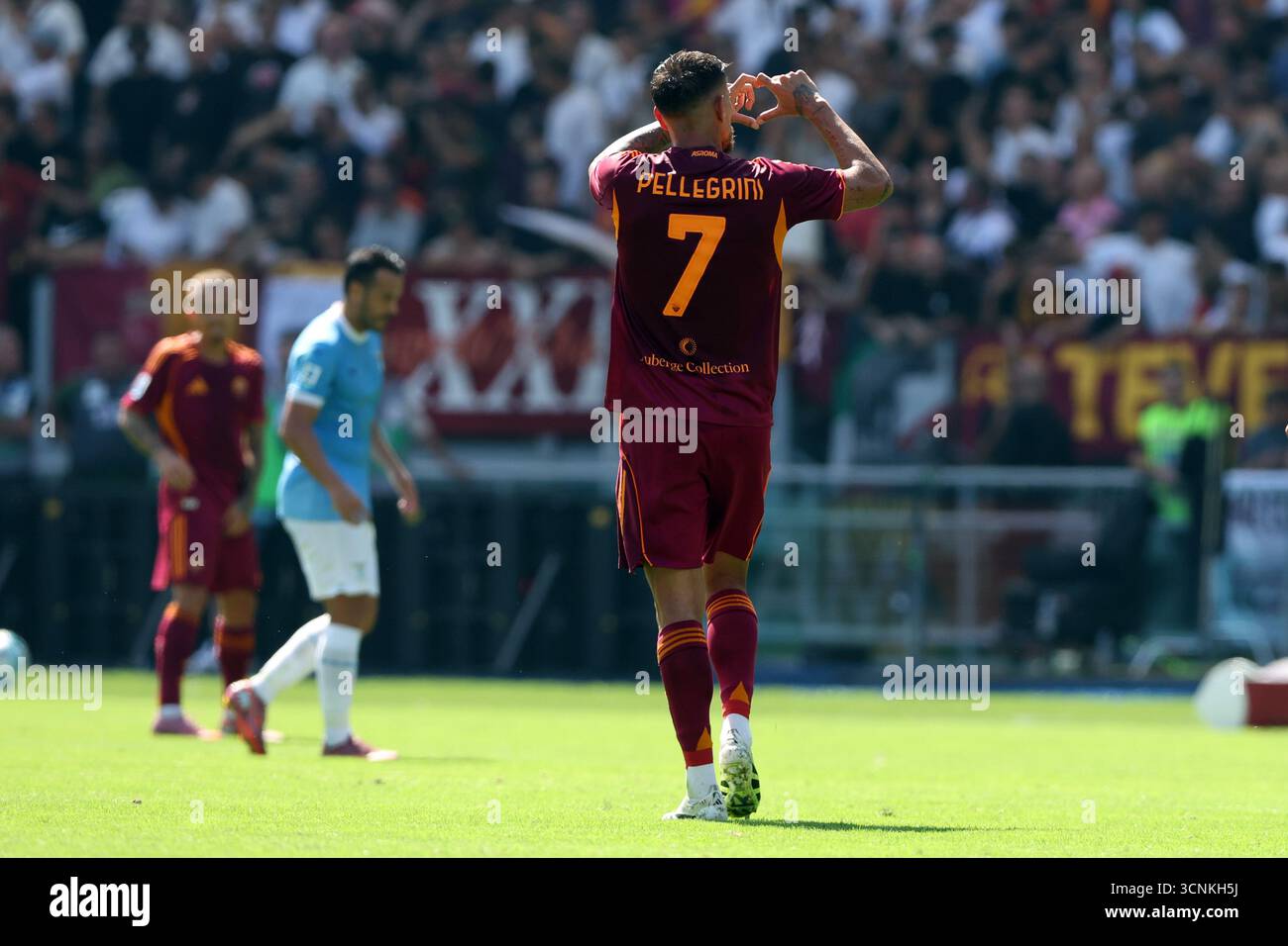 Rome, Italie. 21 septembre 2025. C) Lorenzo Pellegrini, de Rome, célèbre un score lors du derby de la Serie A Enilive 2025-2026 entre le SS Lazio et L'AS Roma au stade olympique. Résultat final match SS Lazio - AS Roma 0-1 (photo de Marco Iacobucci/SOPA images/Sipa USA) crédit : Sipa USA/Alamy Live News Banque D'Images