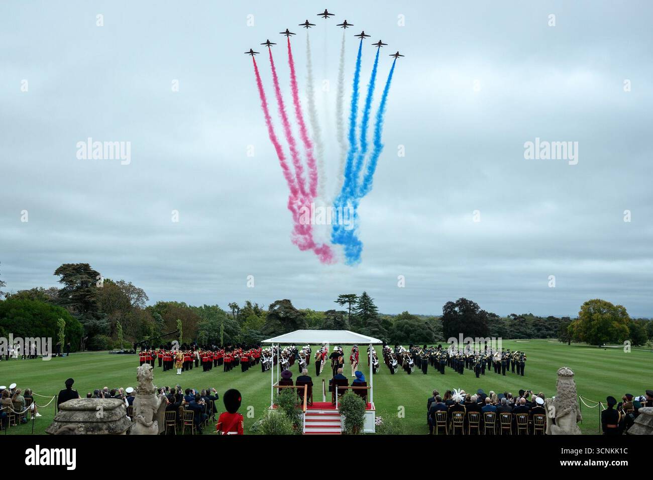 Le président Donald Trump et la première dame Melania Trump se joignent au roi Charles III et à la reine Camilla pour assister à une cérémonie militaire de retraite battue et à un survol de l’équipe de voltige aérienne de la Royal Air Force, les Red Arrows, au château de Windsor à Windsor, en Angleterre, le mercredi 17 septembre 2025. Image reproduite avec l'aimable autorisation de la Maison Blanche. Banque D'Images