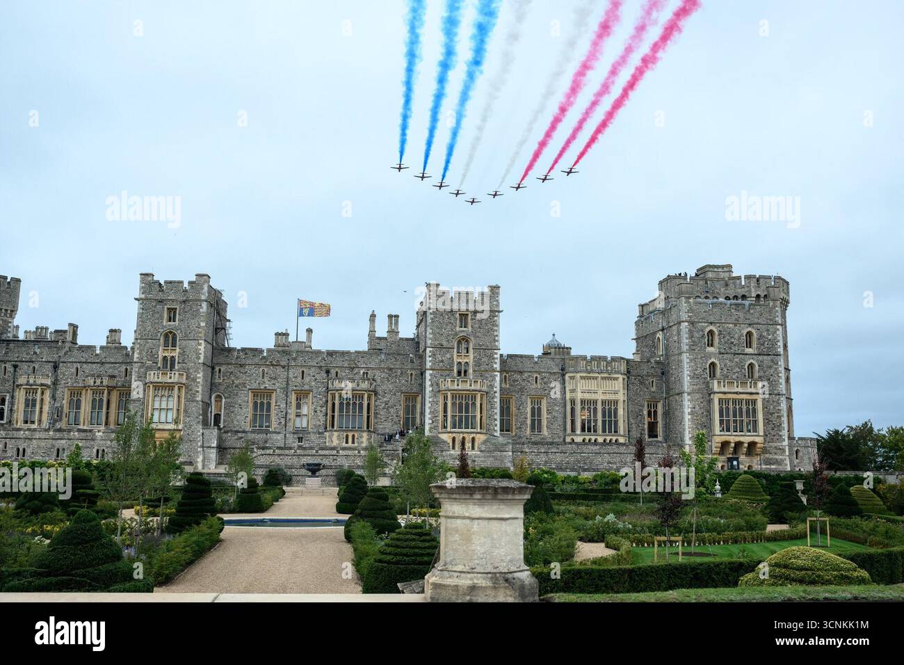 Le président Donald Trump et la première dame Melania Trump se joignent au roi Charles III et à la reine Camilla pour assister à une cérémonie militaire de retraite battue et à un survol de l’équipe de voltige aérienne de la Royal Air Force, les Red Arrows, au château de Windsor à Windsor, en Angleterre, le mercredi 17 septembre 2025. Image reproduite avec l'aimable autorisation de la Maison Blanche. Banque D'Images