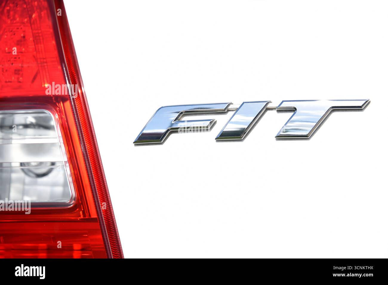 Logo Honda Fit sur une voiture lors d'un salon automobile Banque D'Images Logo Honda Fit sur une voiture lors d'un salon automobile Banque D'Images