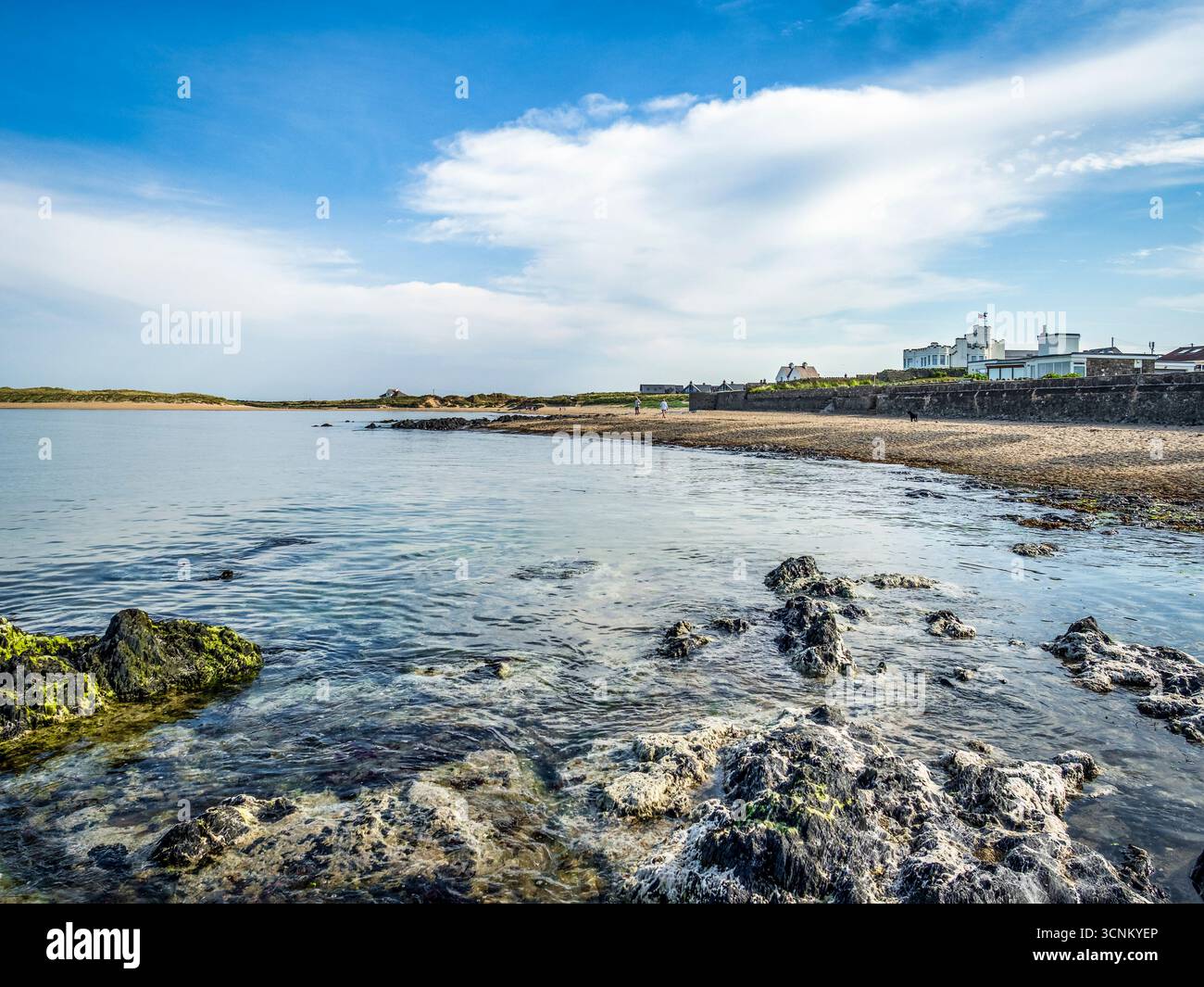 Rhosneigr plage sur la côte ouest d'Anglesey, Nord du pays de Galles, Royaume-Uni. Banque D'Images
