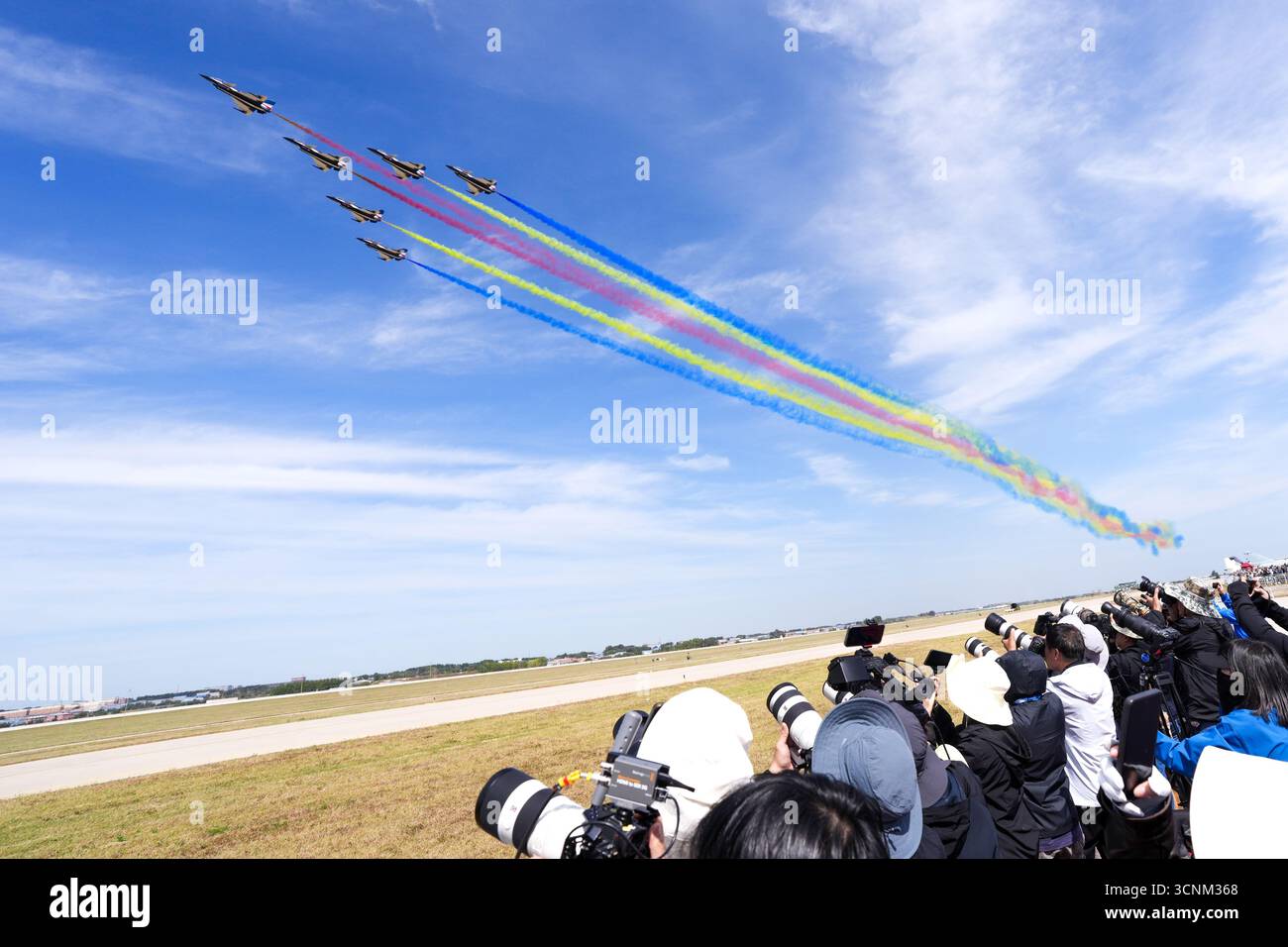 Changchun, China.19th septembre 2025. L'équipe de voltige de l'armée de l'air de l'Armée populaire de libération chinoise (APL) du 1er août se produit pendant les activités aériennes de la Force aérienne de l'Armée populaire de libération chinoise et le salon aérien de Changchun 2025 à Changchun, capitale de la province de Jilin, au nord-est de la Chine, le 19 septembre 2025. Crédit : Zhang Xiangyi/China News Service/Alamy Live News Banque D'Images