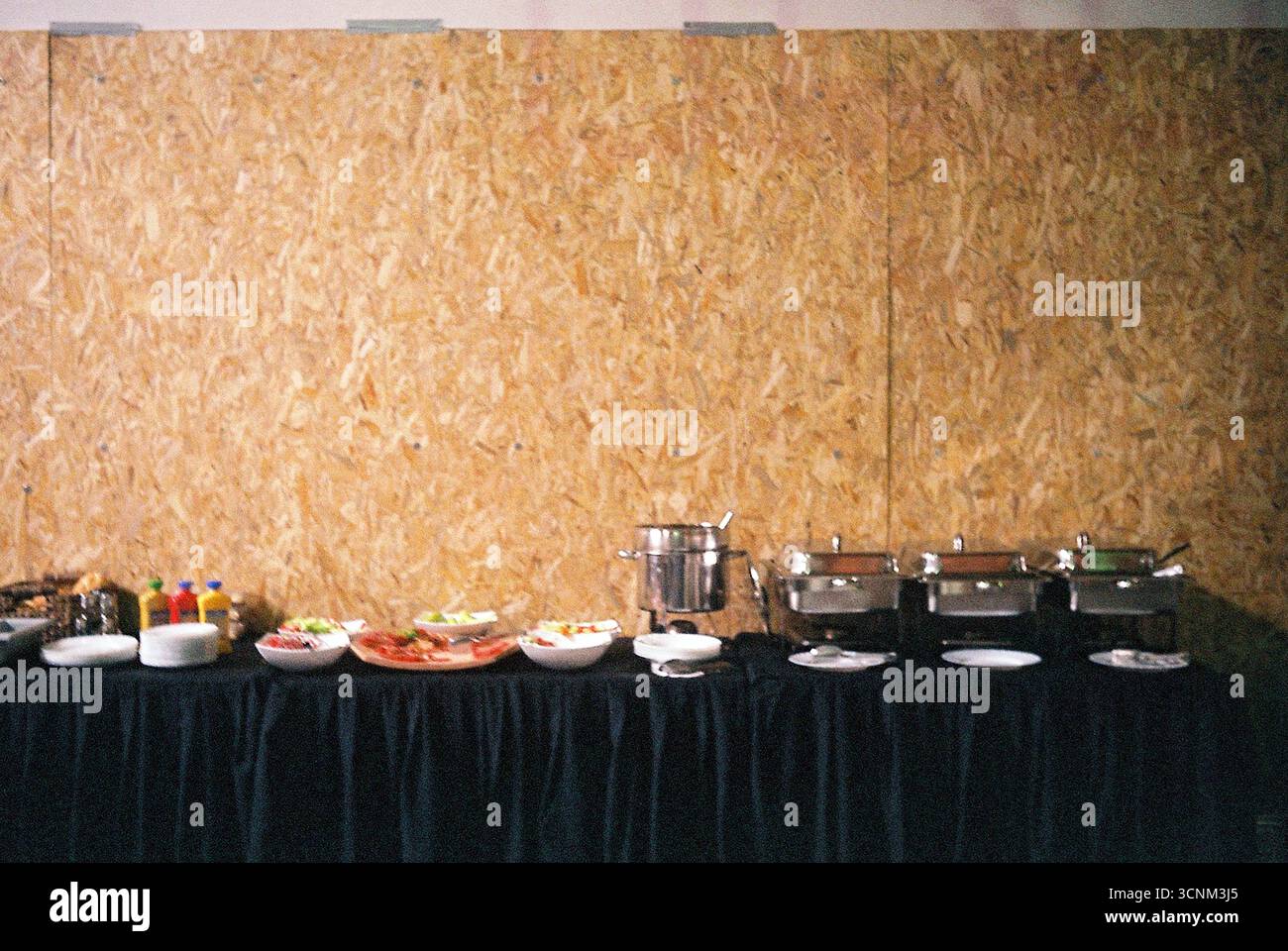 Photo documentaire analogique de l'installation de restauration dans une salle de basket-ball. Juxtaposition du service alimentaire et de l'environnement sportif. Des storytelli visuels bruts et quotidiens Banque D'Images