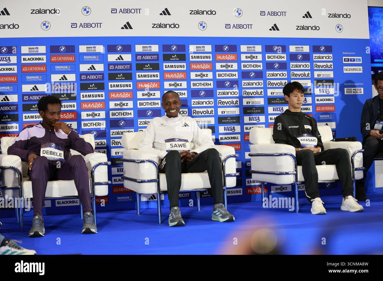 Berlin, Tiergarten, Allemagne. 21 septembre 2025. Berlin : Sabastian Sawe, du Kenya, a remporté le Marathon de Berlin avec une large avance. Lors de la 51e édition de la course dans la capitale, le joueur de 30 ans a triomphé dimanche avec un temps de 02 :02 :16 heures. La japonaise Akira Akasaki a terminé deuxième (2 :06 :15) devant l’éthiopienne Chimdessa Debele (2 :06 :57). La première place parmi les femmes est également allée au Kenya. Rosemary Wanjiru en 02 :21 :05 heures. Le meilleur Allemand était Hendrik Pfeiffer, terminant à la huitième place. Il a franchi la ligne d'arrivée en 2 :09 :14 heures. La meilleure allemande était Fabienne KÃ¶nigsstein, qui a terminé sixième wi Banque D'Images