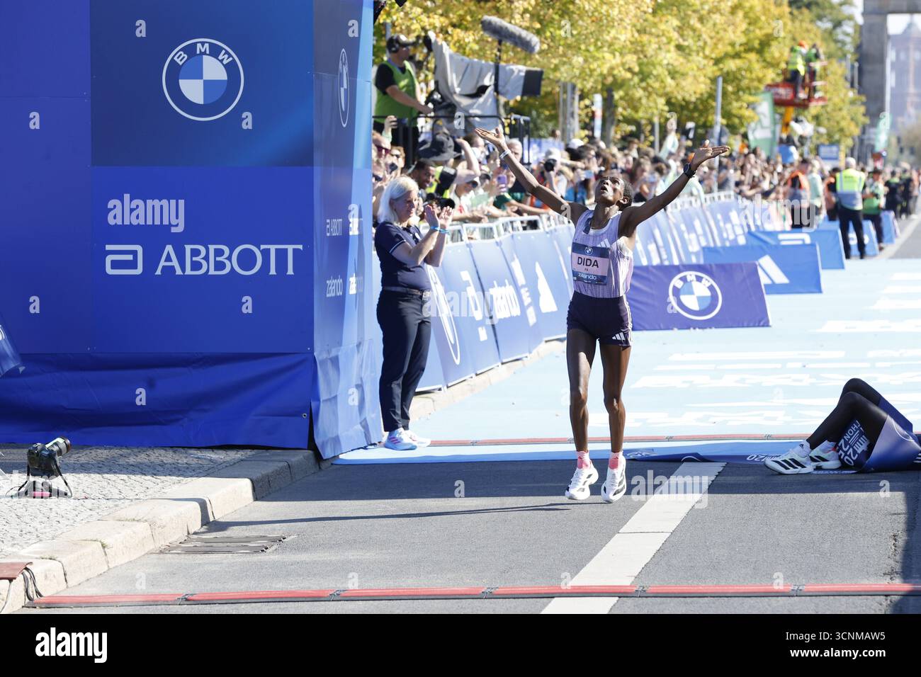 Berlin, Tiergarten, Allemagne. 21 septembre 2025. Berlin : Sabastian Sawe, du Kenya, a remporté le Marathon de Berlin avec une large avance. Lors de la 51e édition de la course dans la capitale, le joueur de 30 ans a triomphé dimanche avec un temps de 02 :02 :16 heures. La japonaise Akira Akasaki a terminé deuxième (2 :06 :15) devant l’éthiopienne Chimdessa Debele (2 :06 :57). La première place parmi les femmes est également allée au Kenya. Rosemary Wanjiru en 02 :21 :05 heures. Le meilleur Allemand était Hendrik Pfeiffer, terminant à la huitième place. Il a franchi la ligne d'arrivée en 2 :09 :14 heures. La meilleure allemande était Fabienne KÃ¶nigsstein, qui a terminé sixième wi Banque D'Images