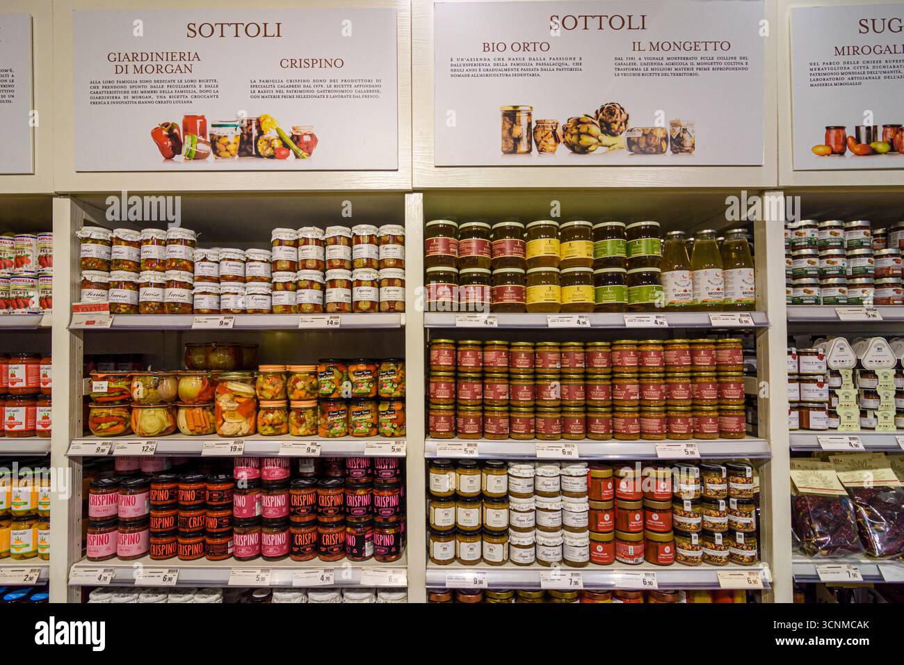 Étagères de produits italiens à l'intérieur du magasin Eataly à Milan, Italie Banque D'Images
