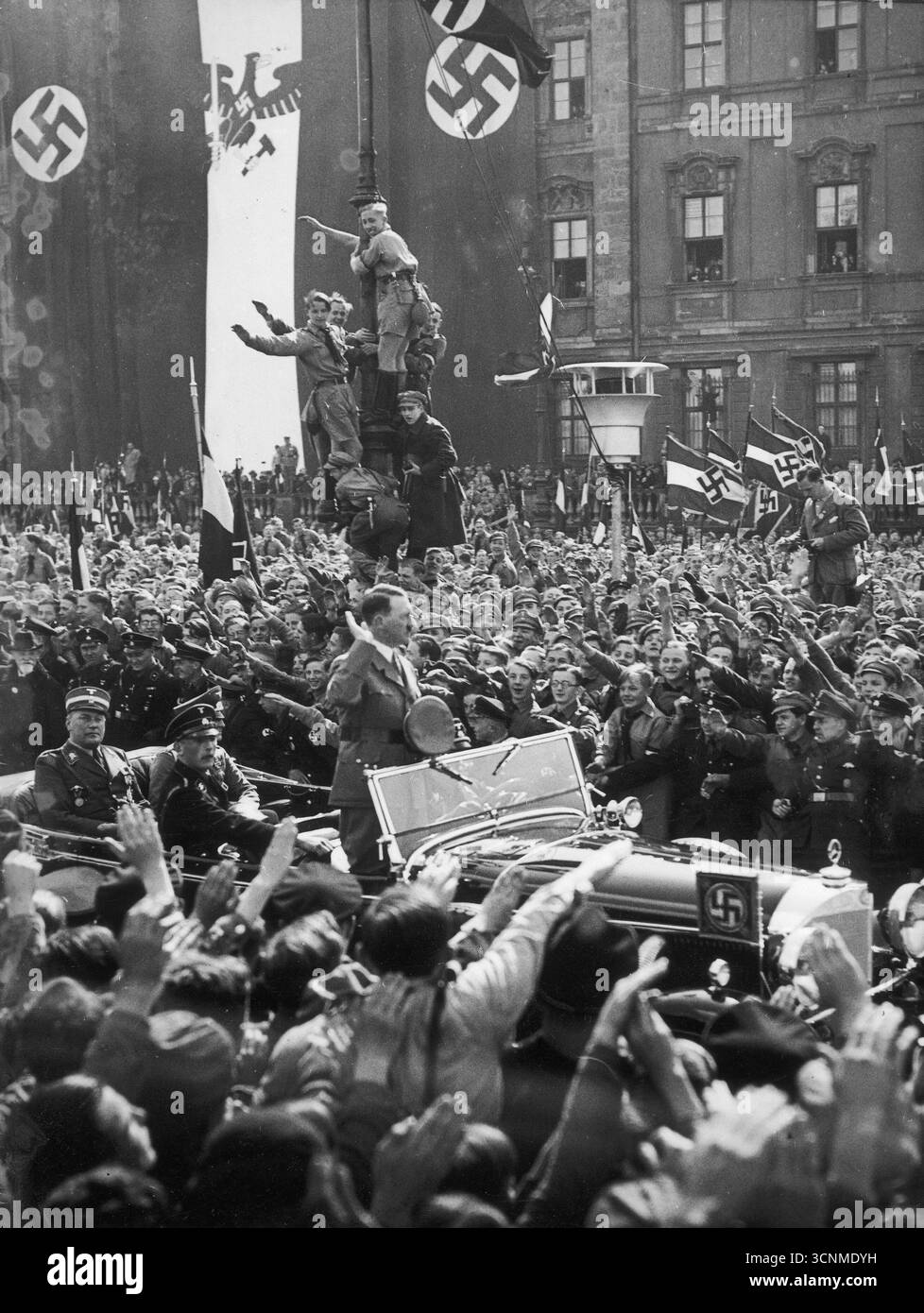 Célébrations du 1er mai à Berlin. Adolf Hitler monte dans une voiture ouverte parmi la foule, compte tenu des saluts nazis, c 1930 Banque D'Images