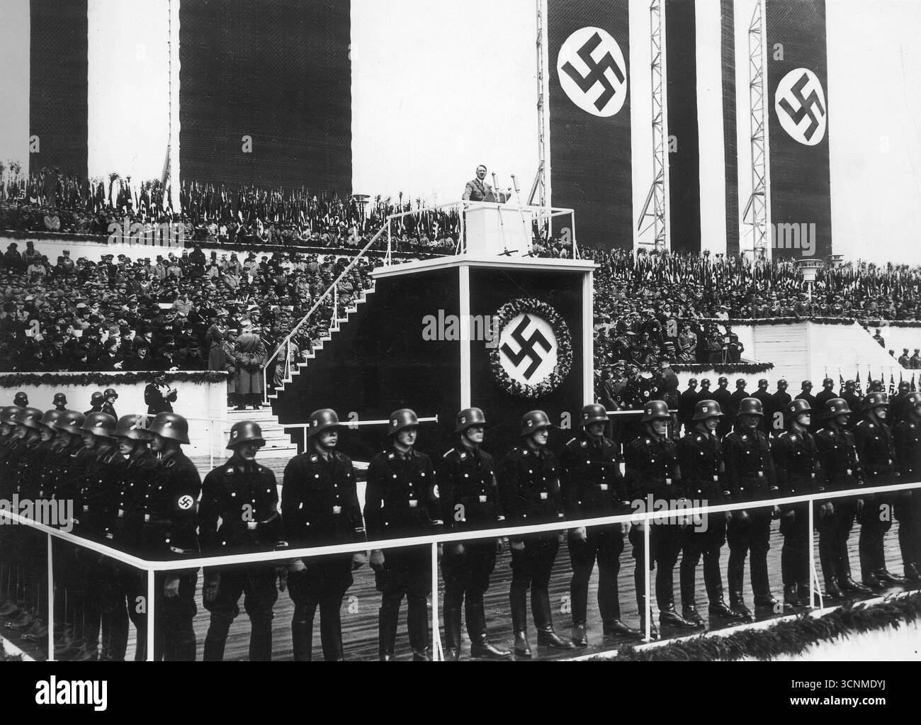 Célébrations du 1er mai à Berlin. Adolf Hitler parle devant des officiers SS allemands, le 1er mai 1935 Banque D'Images