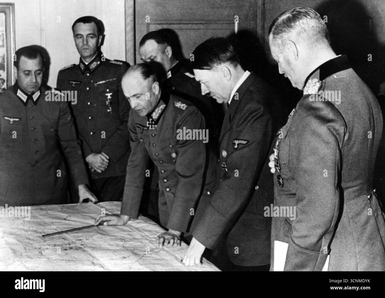 Les dirigeants nazis regardent une carte et discutent de la situation. Adolf Hitler avec Wilhelm Keitel, Friedrich Paulus et Walther von Brauchitsch, octobre 1941 Banque D'Images