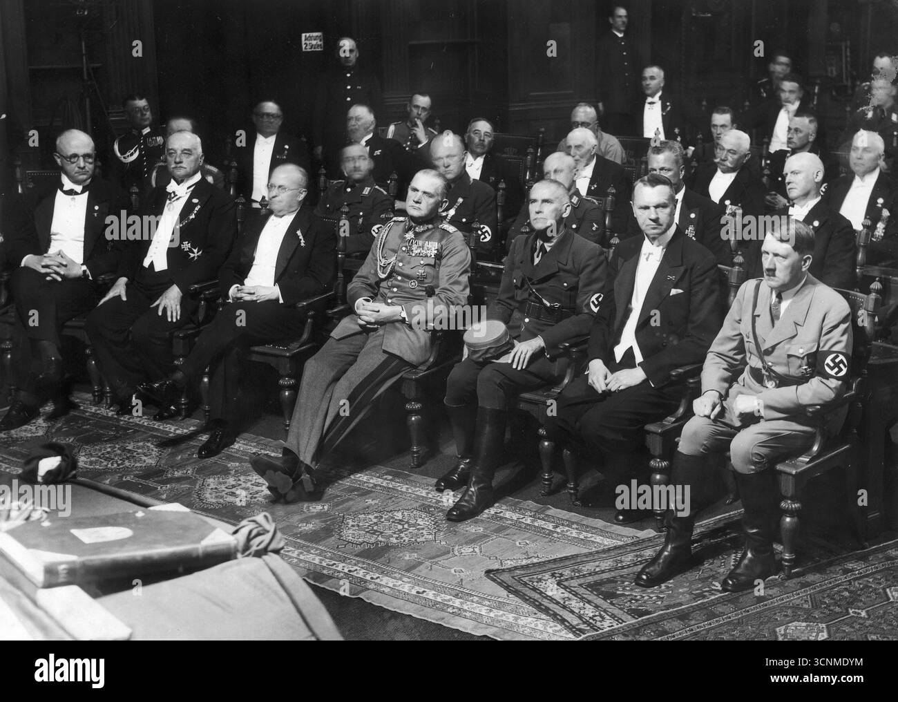Participants à la réunion. Au premier rang, du Chancelier droit du Reich Adolf Hitler, du maire de Berlin Heinrich Sahm, du ministre de l'intérieur Wilhelm Frick et du général Werner von Blomberg. Banque D'Images