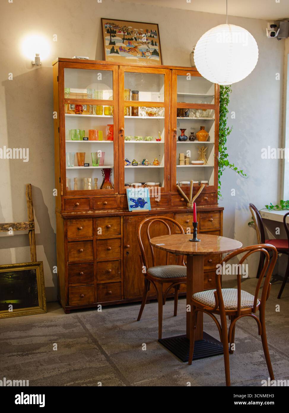 Intérieur confortable de café de livre avec armoire en bois vintage, chaises et lumière chaude douce, concept de style de vie urbain. Banque D'Images