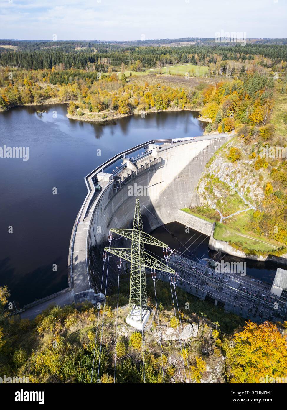 Vue aérienne du mur du barrage, une structure en béton, projette une longue ombre sur le paysage, avec des arbres de couleur automnale bordant le lac, Ottensteiner Stausee, Niederösterreich, Autriche. Banque D'Images