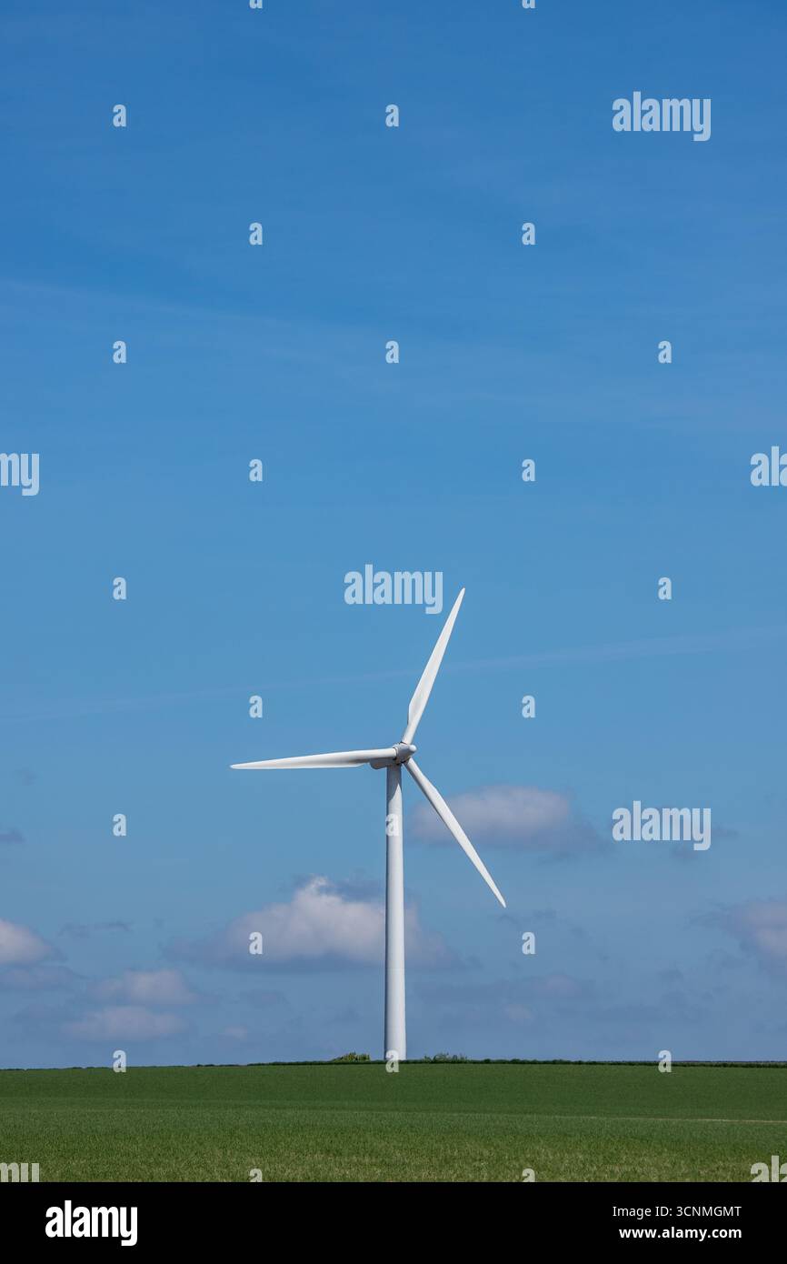 Énergie verte avec une seule éolienne dans le paysage danois, énergie éolienne importante dans la nature, électricité verte, énergie future, énergie éolienne future Banque D'Images