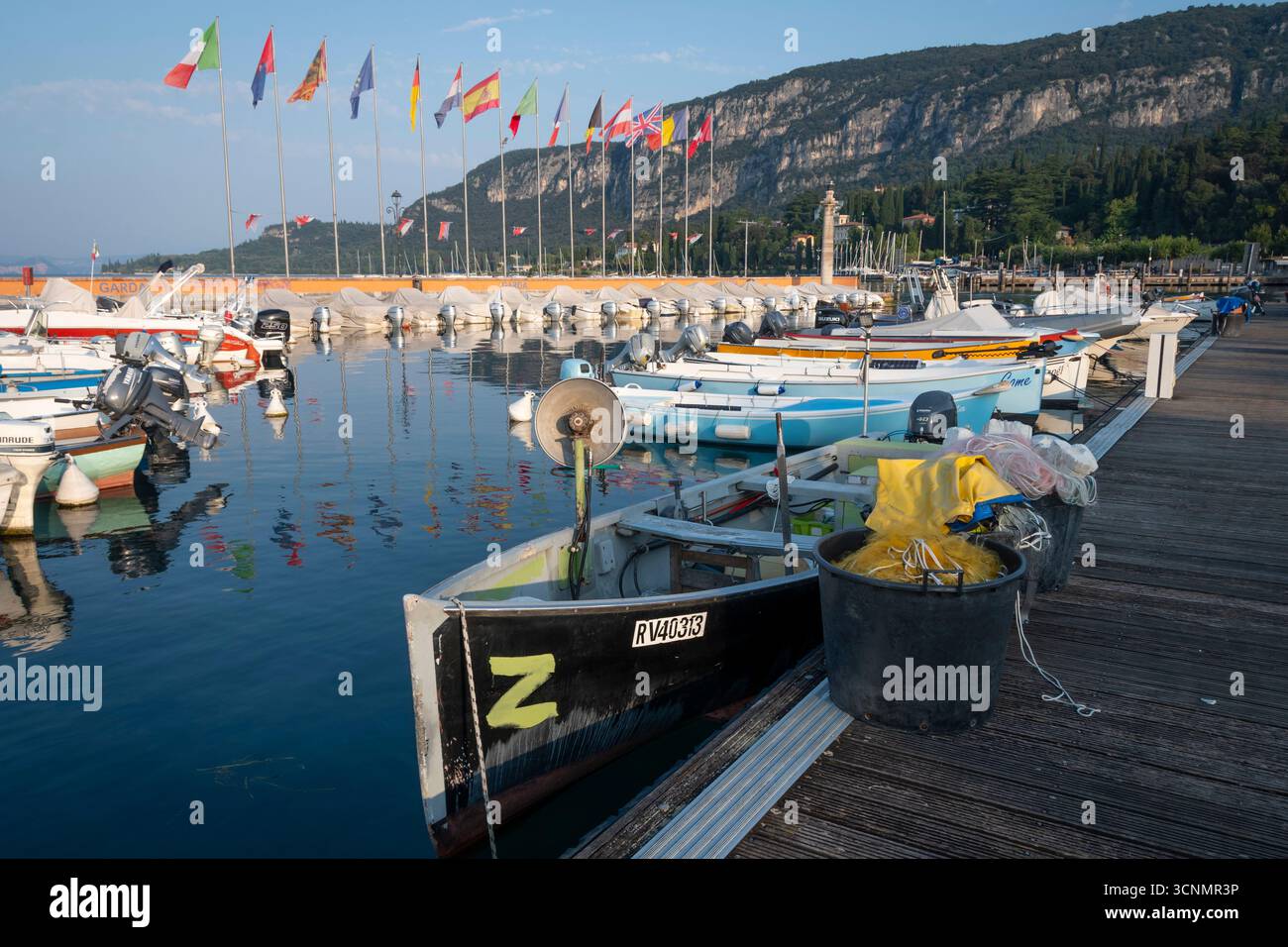 Petits bateaux dans le port, Garda, Lac de Garde, Vérone, Italie Banque D'Images