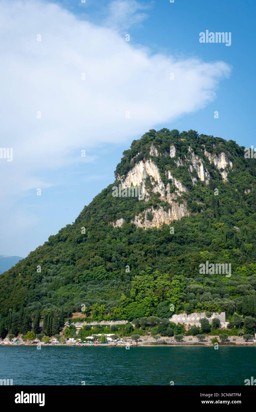 Colline escarpée 'la Rocca', Garda, Lac de Garde, Vérone, Italie Banque D'Images