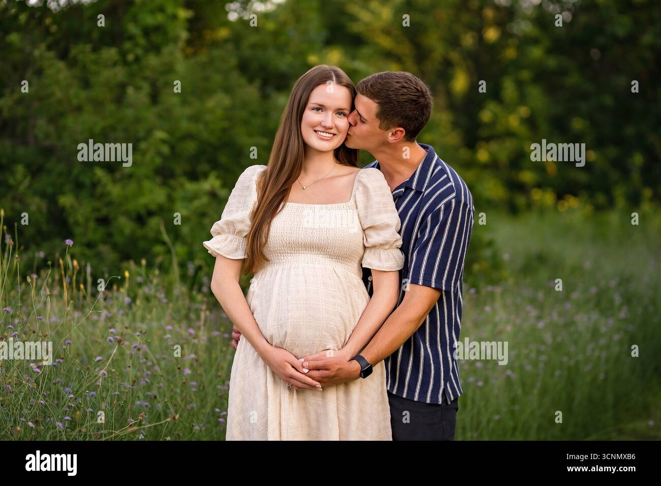 un père pour être embrasse sa femme enceinte Banque D'Images