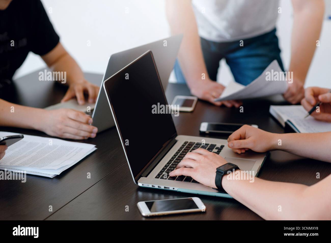 Collaboration d'équipe dans le bureau moderne Banque D'Images