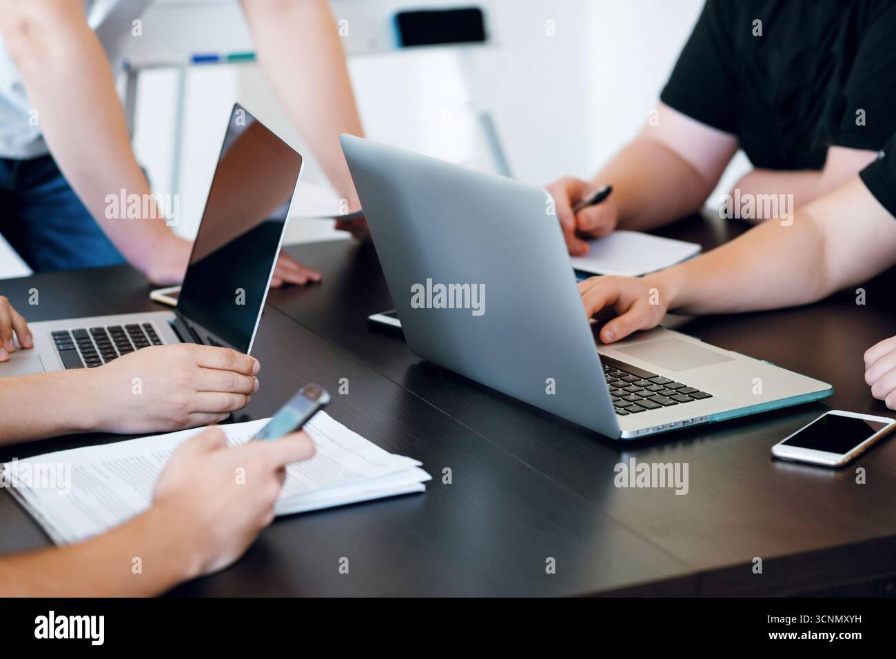 Collaboration d'équipe dans un environnement bureautique moderne Banque D'Images