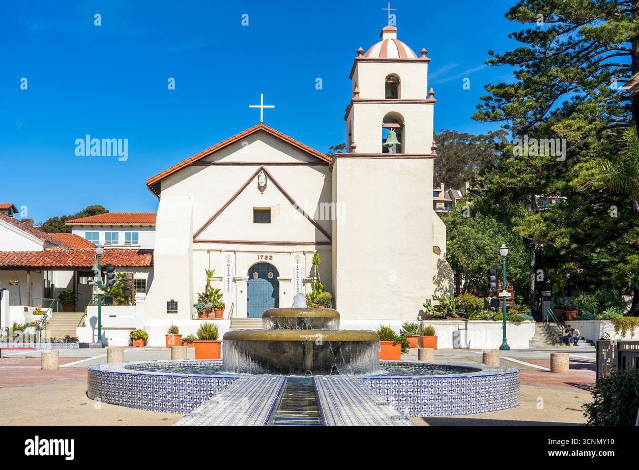Mission San Buenaventura et fontaine par une journée ensoleillée à Ventura, Banque D'Images