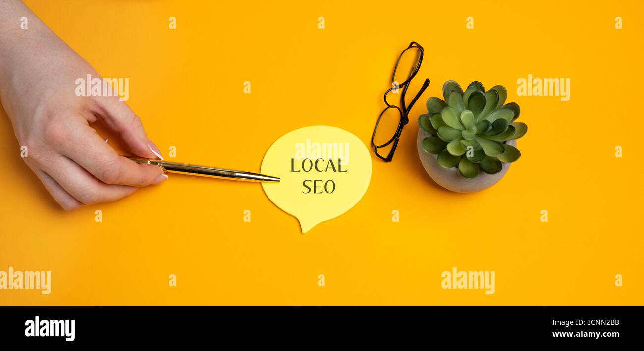 SEO local, optimisation des moteurs de recherche. Processus d'optimisation d'un site Web ou d'une présence en ligne pour améliorer sa visibilité dans les résultats de recherche locaux. Une femme Banque D'Images