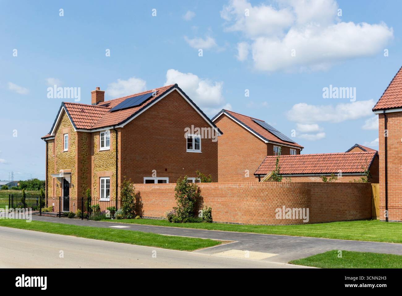 Nouvelle maison individuelle à double façade de quatre chambres à vendre à South Wootton à la périphérie de King's Lynn, Norfolk. Cellules PV ou panneaux solaires sur le toit. Banque D'Images