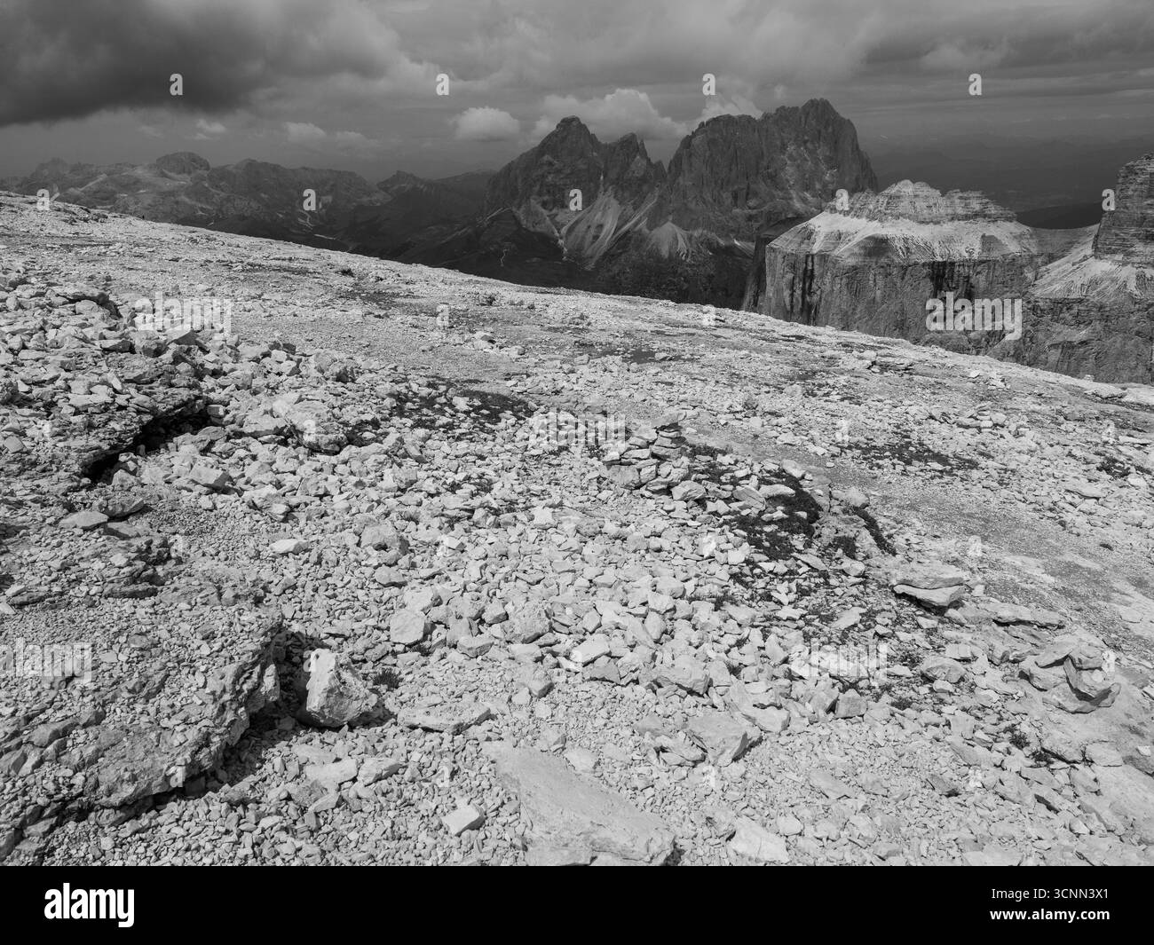 Vue spectaculaire sur les montagnes noires et blanches, explorant les falaises rocheuses des Dolomites, en Italie. Banque D'Images