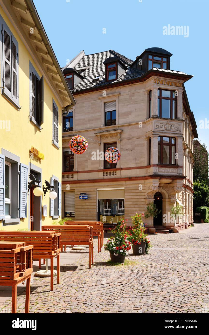 Ettlingen, Allemagne - 13 août 2025 : bar à bière et à vin appelé 'GoldBlond' dans la vieille ville d'Ettlingen avec sièges extérieurs d'été Banque D'Images