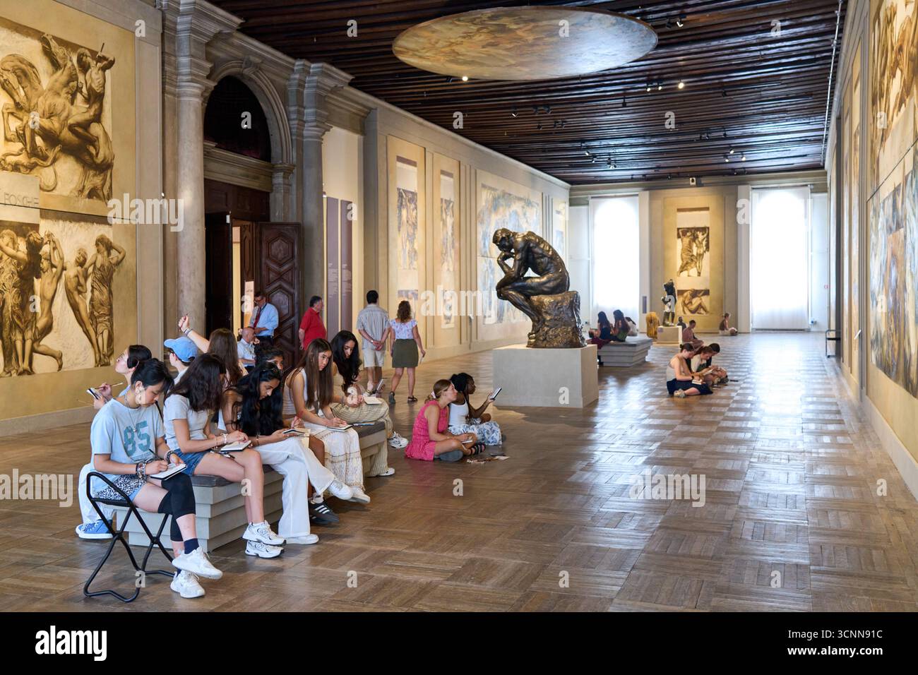 Groupe d'étudiants peinture, le penseur (1880-1904) d'Auguste Rodin et le poème de la vie humaine (1906-1907) de GIULIO ARISTIDE SARTORIO, Ca' Pesaro Mu Banque D'Images
