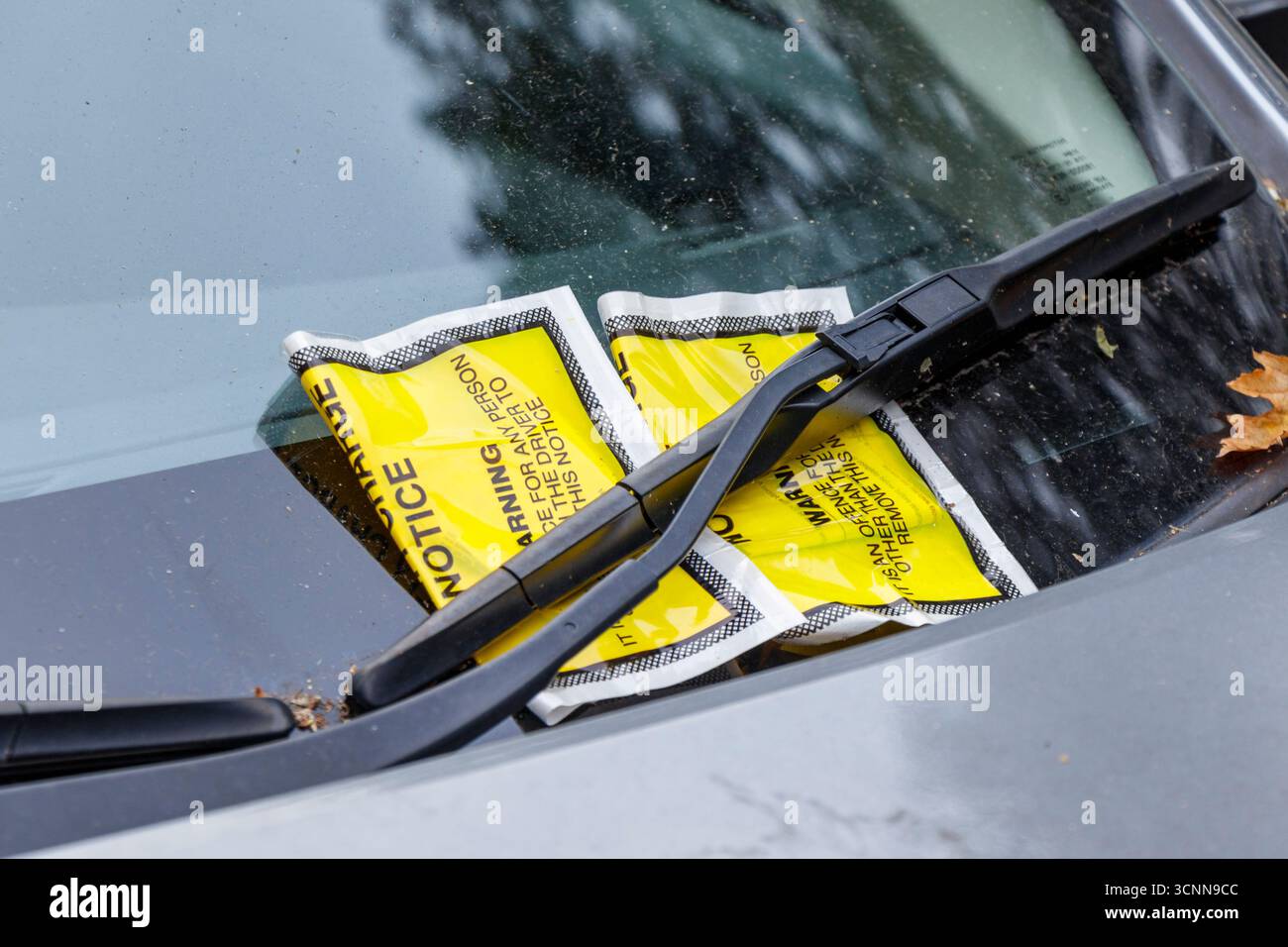 Un avis de pénalité caché sous l'essuie-glace d'une voiture stationnée illégalement, Londres, Royaume-Uni Banque D'Images Un avis de pénalité caché sous l'essuie-glace d'une voiture stationnée illégalement, Londres, Royaume-Uni Banque D'Images