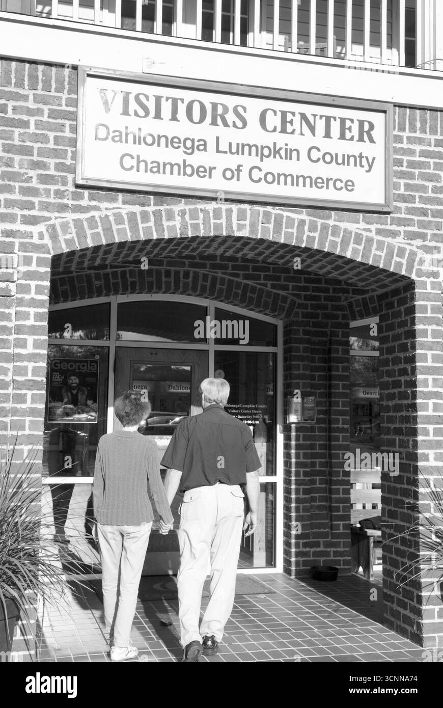 Couple caucasien entrant dans le centre des visiteurs de Dahlonega en Géorgie, États-Unis. Banque D'Images
