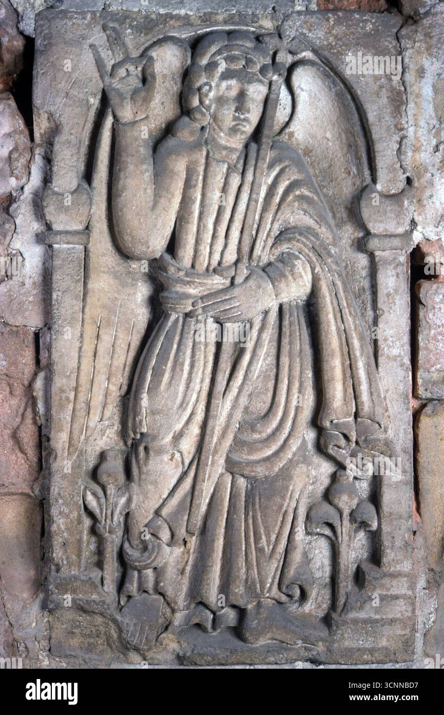 St Gabriel L'Ange Breedon, une sculpture anglo-saxonne sur pierre pensée pour représenter l'Ange Saint Gabriel. Tenant un bâton croisé, l'autre main bénit. L'église du prieuré de St Mary et St Hardulph également connue sous le nom d'église du prieuré de Breedon. Breedon-on-the-Hill, Leicestershire, Angleterre Royaume-Uni HOMER SUYKES Banque D'Images