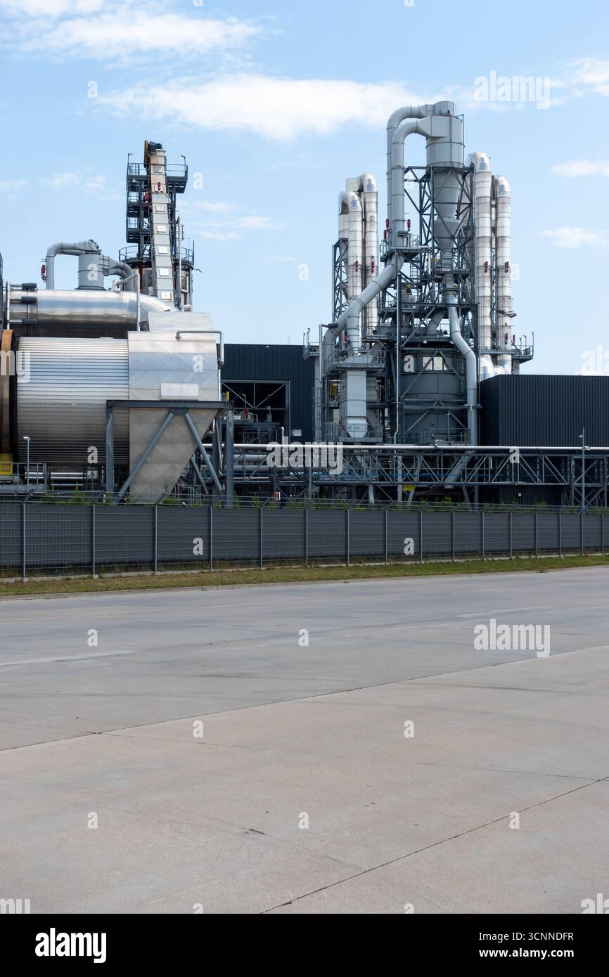 Vue extérieure de la tuyauterie de l'usine industrielle de transformation du bois. Filtres, cyclones dans les systèmes industriels d'extraction de poussière. Banque D'Images