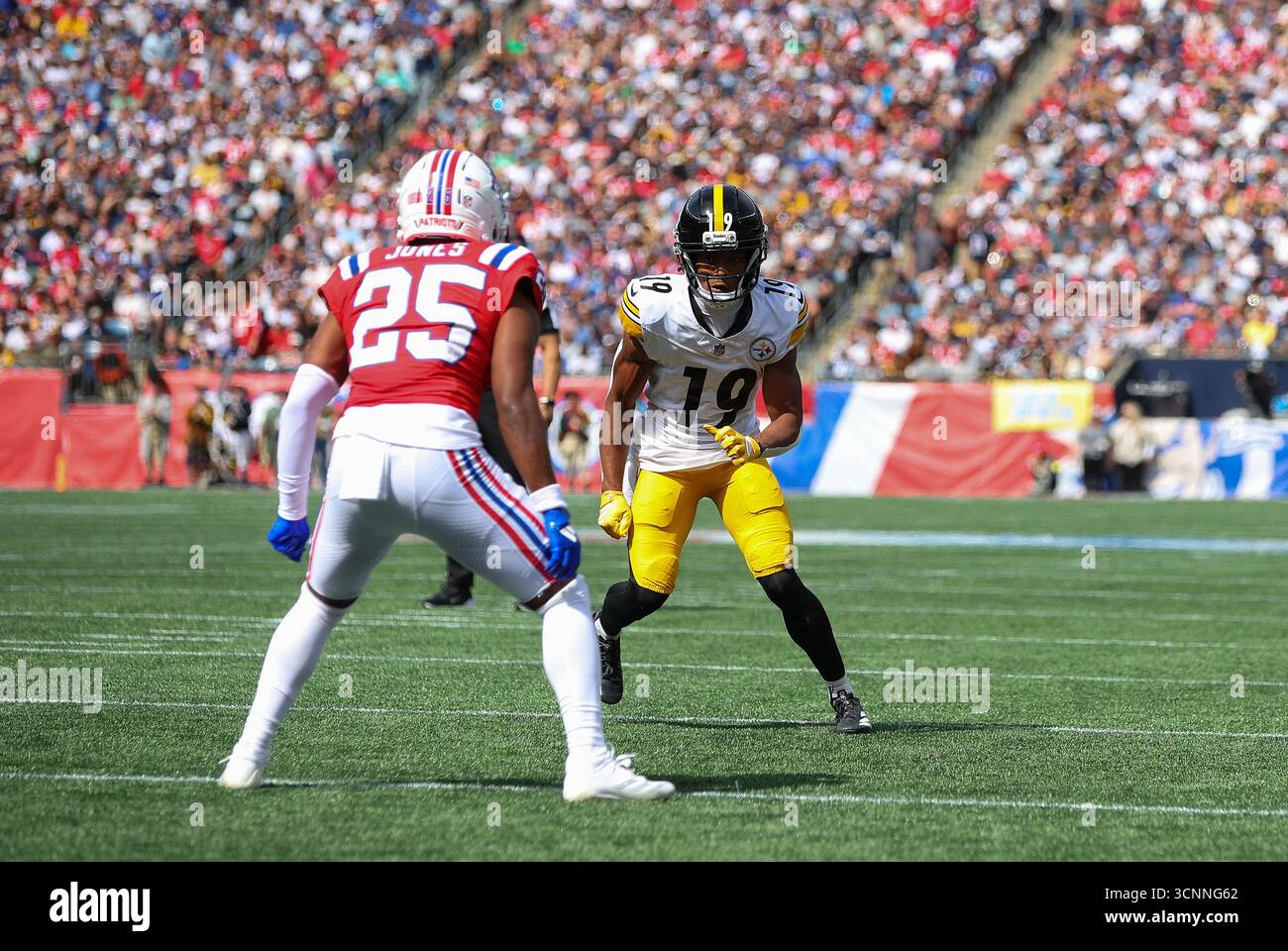 Foxborough, États-Unis. 21 septembre 2025. 21 septembre 2025 ; Foxborough, ma, États-Unis; le receveur des Pittsburgh Steelers Calvin Austin III (19 ans) défendu par le cornerback des New England Patriots Marcus Jones (25 ans) lors du match NFL entre les Pittsburgh Steelers et les New England Patriots au Gillette Stadium de Foxborough, Massachusetts. (Crédit image : Anthony Nesmith/Cal Sport Media/SIPA USA) (crédit image : © Anthony Nesmith/Cal Sport Media/SIPA USA) crédit : Sipa US/Alamy Live News Banque D'Images