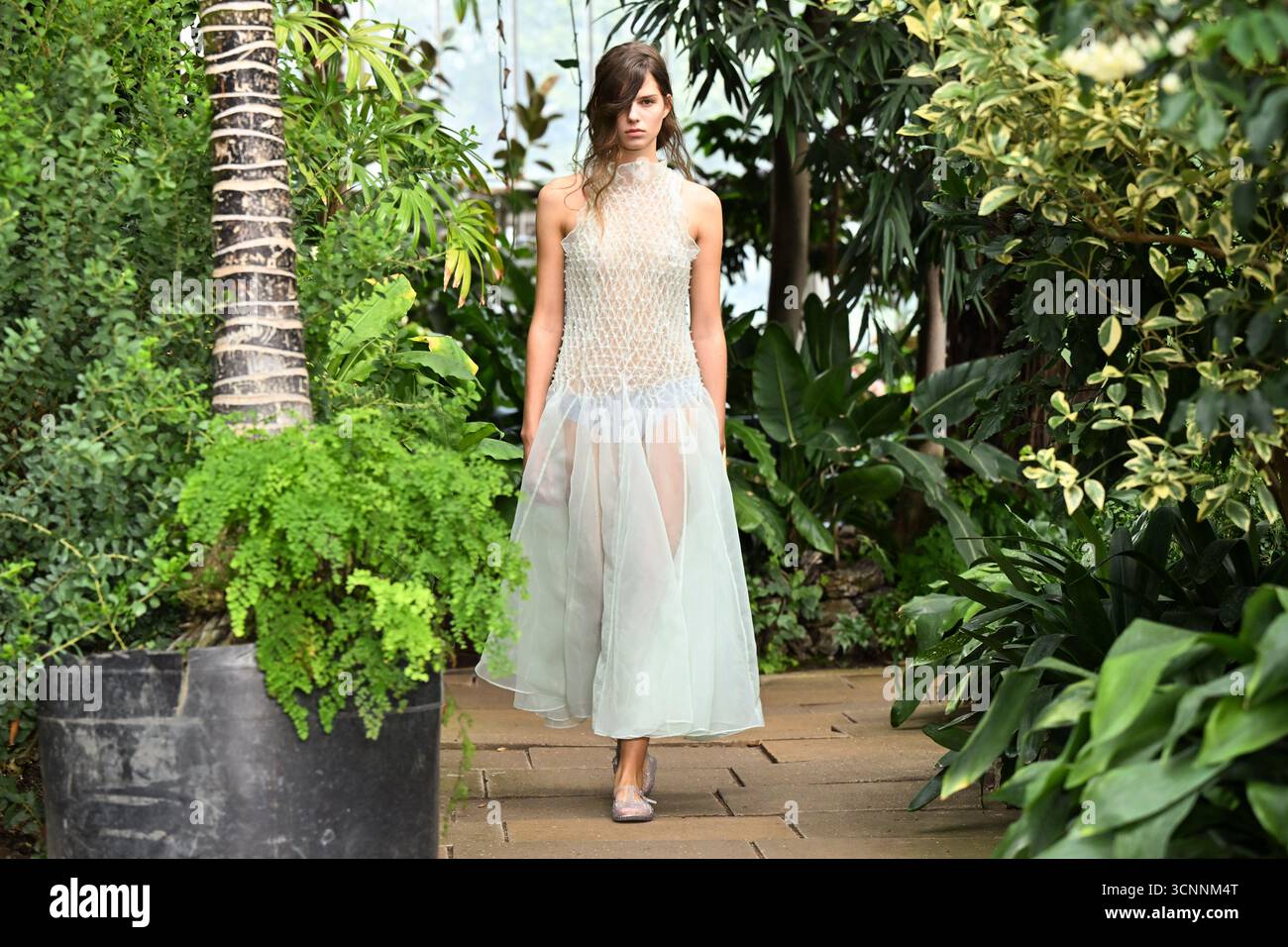 Londres, Royaume-Uni. 22 septembre 2025. Mannequins sur la passerelle pendant le défilé Susan Fang, au Barbican Conservatory de Londres, pendant la London Fashion week. Le crédit photo devrait se lire comme suit : Matt Crossick/Empics/Alamy Live News Banque D'Images